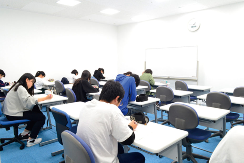 『河合塾マナビス 瓦町フラッグ校　カワイジュクマナビス カワラマチフラッグコウ』部活と勉強を両立！考える力を養いながら合格を目指す学習塾