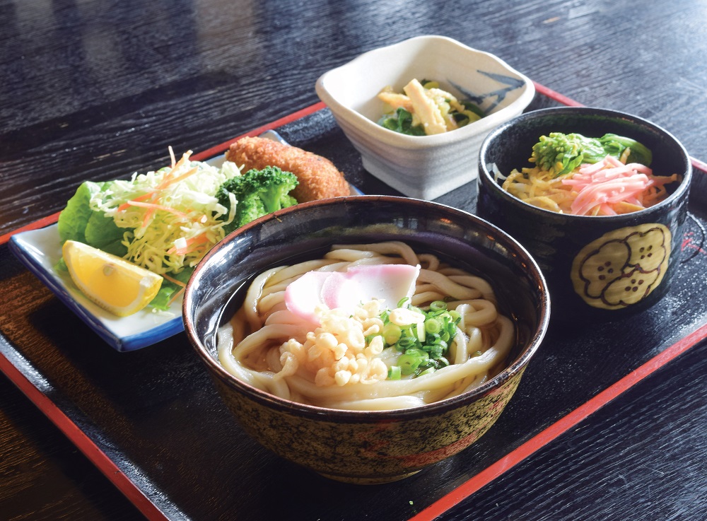 『まんでがん かあちゃんの手打ちうどん かりん亭』優しいお母さんたちがお出迎え♪栄養バランスの摂れたうどん定食が絶品！