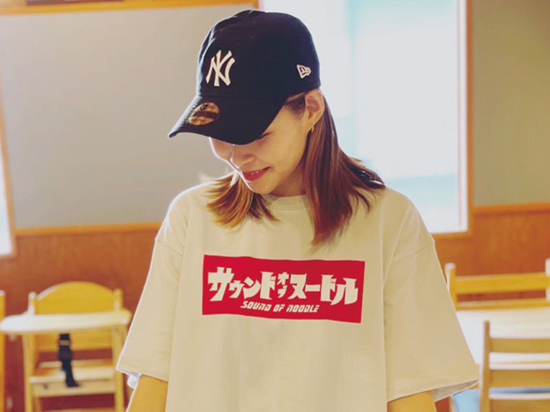 濃厚な魚介豚骨スープに極太麺を絡ませて