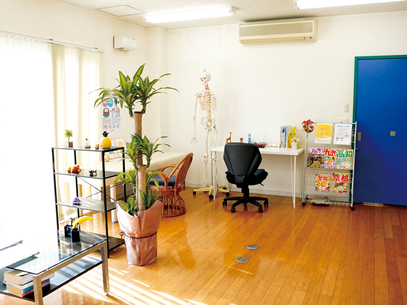 『ゆずいろ整骨院』最新の治療機器とプロの手技で症状を改善！【香川県丸亀市飯山町】