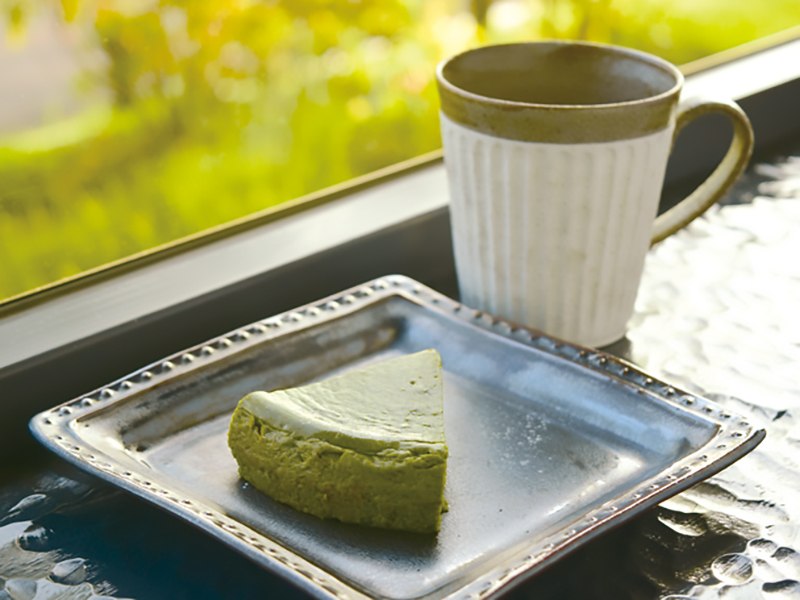 ゆったりと寛げる大人のカフェで自家製カレーとスイーツに舌鼓