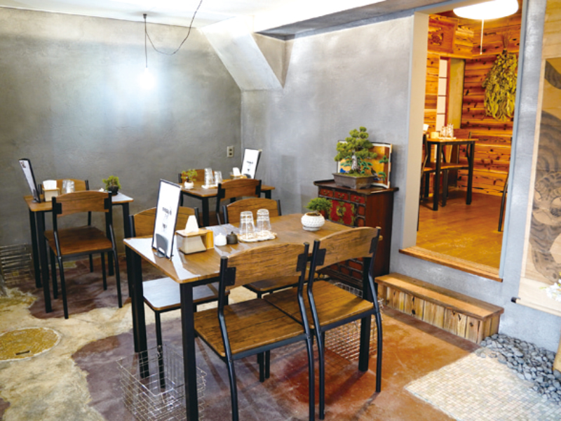 若き夫婦が作る新感覚うどんと本格天ぷら