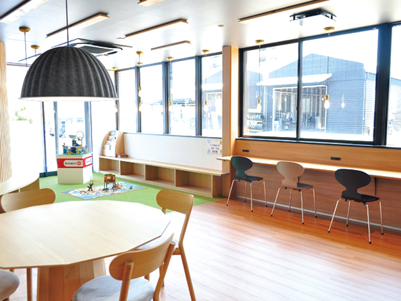 24年振りのリニューアル！都会的な店内で快適な車選びを