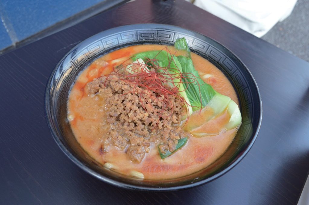 『ごぞうらぁめん』うどん粉配合のモチモチ麺と豚骨の風味が香る濃厚スープを堪能して