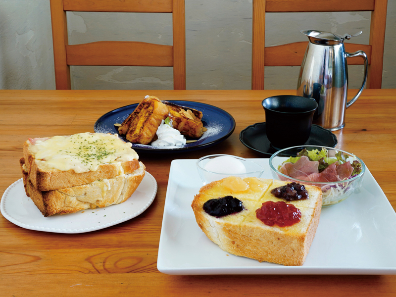 厚切りトーストとコーヒーでほっとひと息