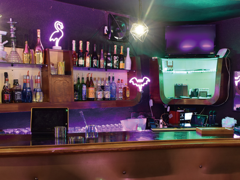 朝まで楽しめるアミューズメントバー