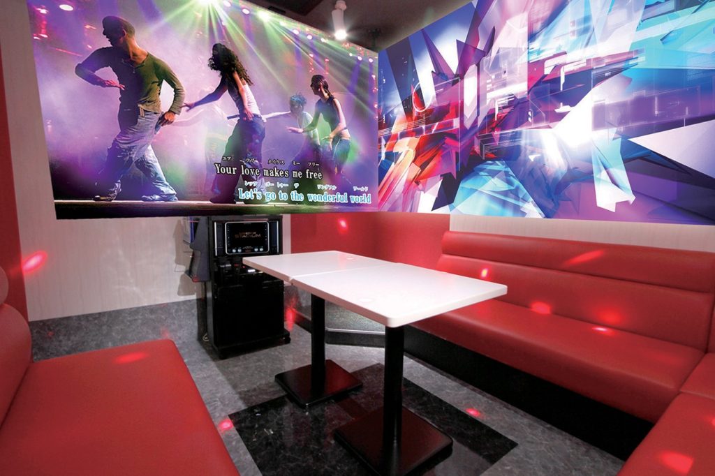 『カラオケCLUB DAM 高松駅前店』2台のプロジェクターで大迫力！他では味わえない大映像を体験♪