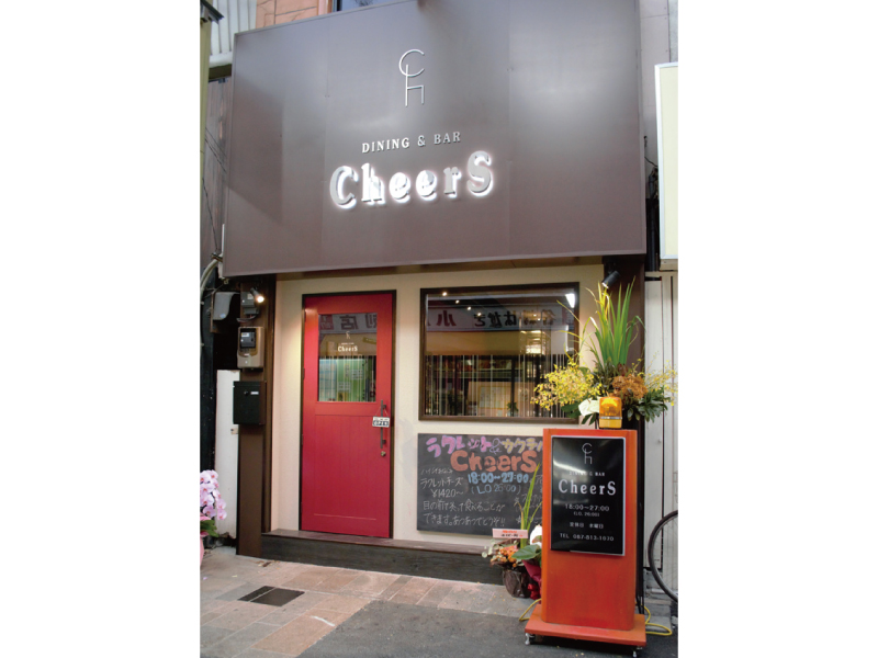 街中で深夜3時まで食事が楽しめる『DINING&BAR CheerS』