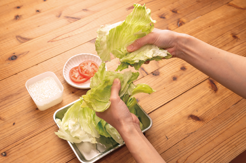 レタスを大きめにちぎっている
