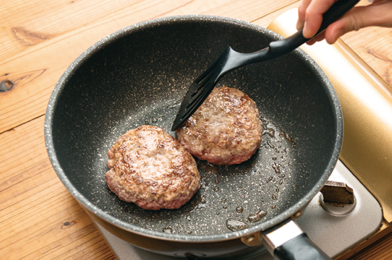 成形した肉を焼いている