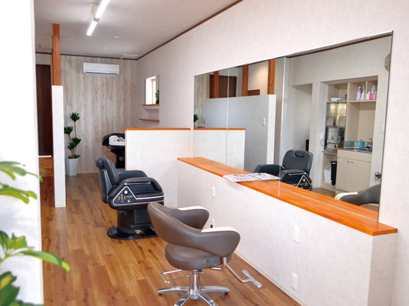 落ち着く空間で理想のヘアスタイルを