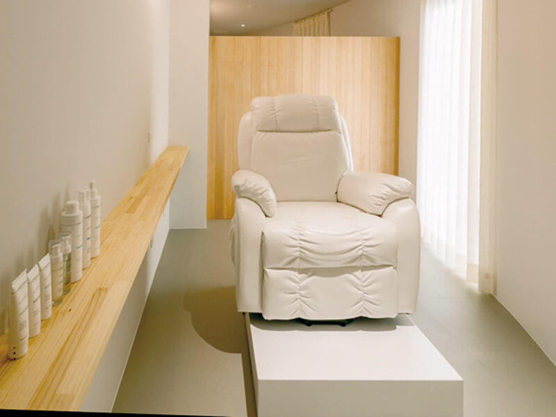 最新機器JETPEEL導入 徹底したスキンケアで肌質改善