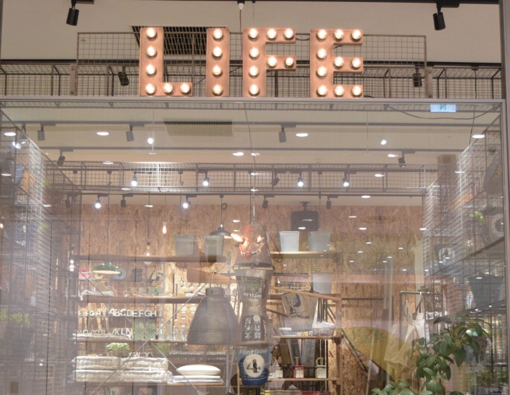 ギャラリーを併設したリメイク家具の人気セレクトショップ