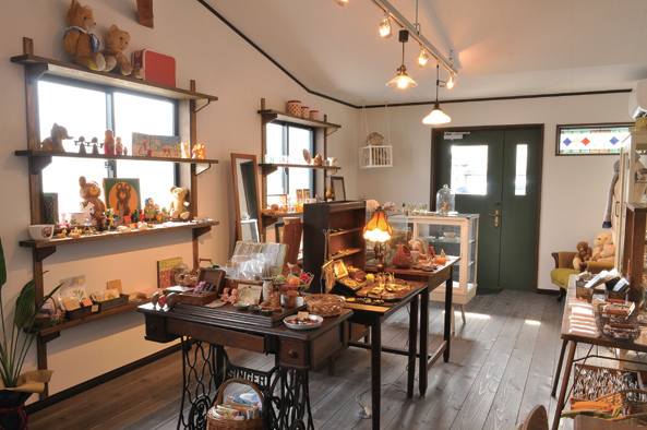 『ヨーロッパの古いものとぬいぐるみのお店 Lotti』東欧のヴィンテージ雑貨と出会えるお店が移転OPEN