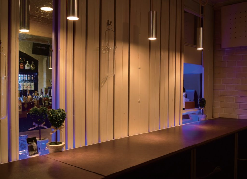 『BAR MASTER KEY』豊富なお酒が所狭しと並ぶカウンターで気さくなマスターとのトークを肴に今夜も一杯