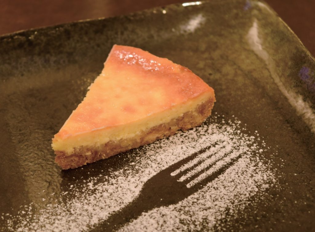 『BAR MASTER KEY』豊富なお酒が所狭しと並ぶカウンターで気さくなマスターとのトークを肴に今夜も一杯