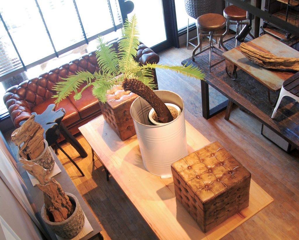 ビンテージ風の味わいが光るオリジナル家具