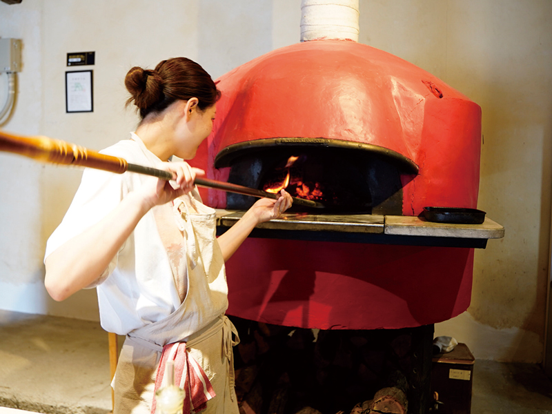窯焼と醤油 moromi. ピザ窯で焼き上げる様子
