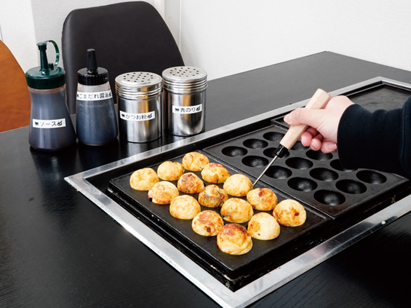 絶品たこ焼きを肴にお酒を愉しんで