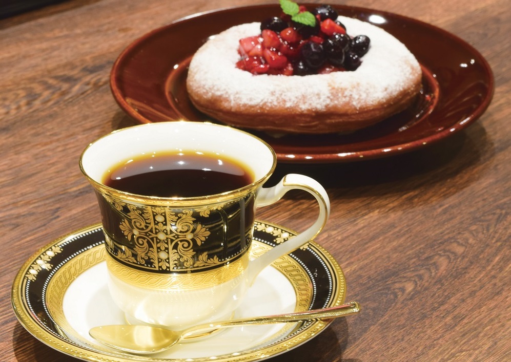 『RANA　COFFEE』光サイフォンの味わいがコーヒー通に人気！自慢の自家製スイーツと一緒に堪能