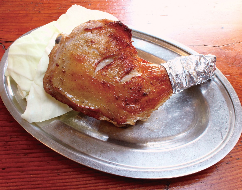 『本格直火焼たあちゃん』じっくりと手間暇かけて焼き上げる鶏肉の旨味が凝縮した絶品骨付鳥！