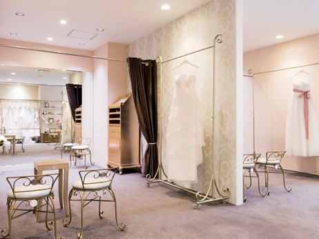 上質なドレスが揃う『FOUR SIS & CO.』がリニューアル！