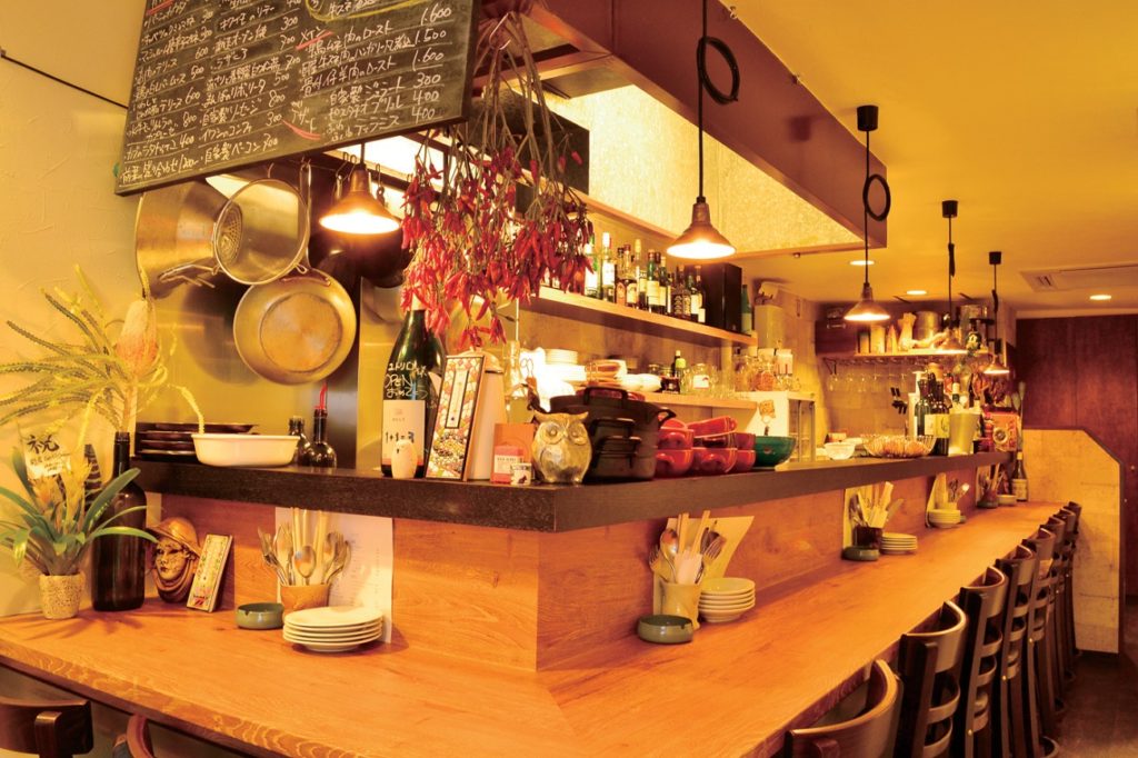 『洋酒と洋食　ユトリロ』洋酒と料理を心ゆくまで堪能できる街中の隠れ家で素敵な夜を