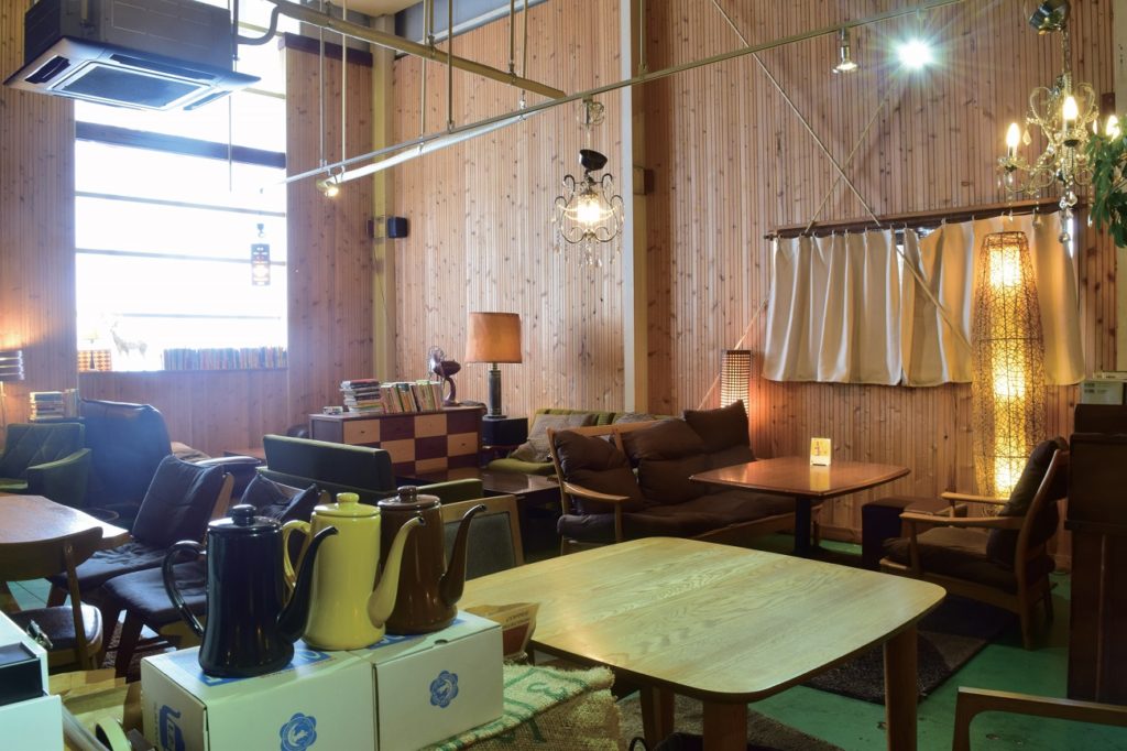 誰もが楽しめる本がラインナップ♪ゆったりと素敵な時間を楽しめるカフェ