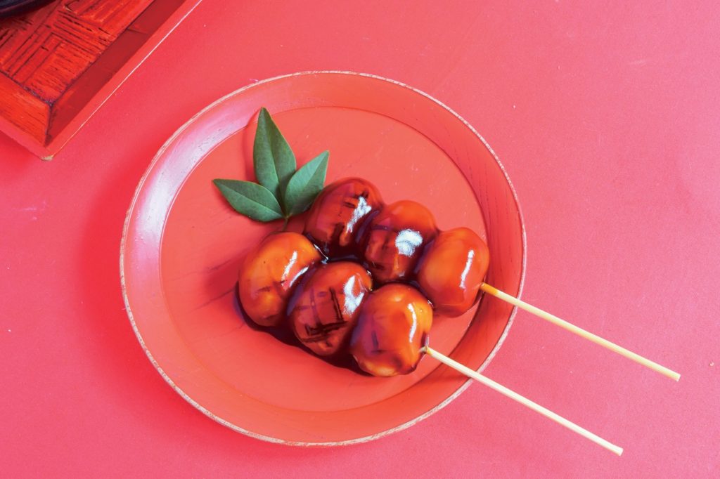 『かめびし茶屋』醤油醸造元の醤油の風味を味わえる昔懐かしい手作りのみたらし団子