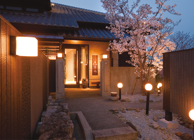 『和牛七厘炭火焼肉くいだおれ』七厘の炭火で“5秒炙り”が鉄則。