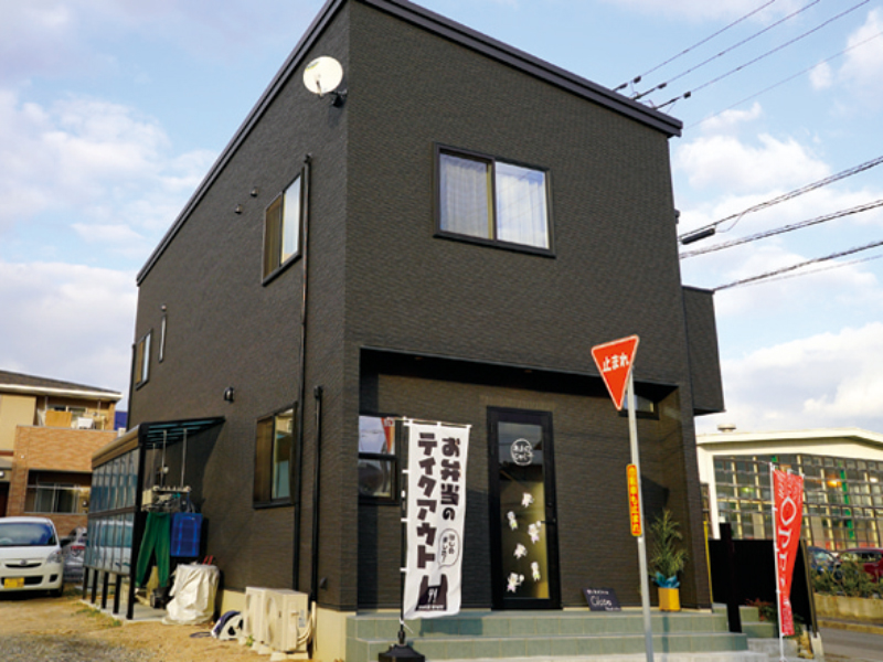 ボリューム満点の定食やおばんざいで満腹に