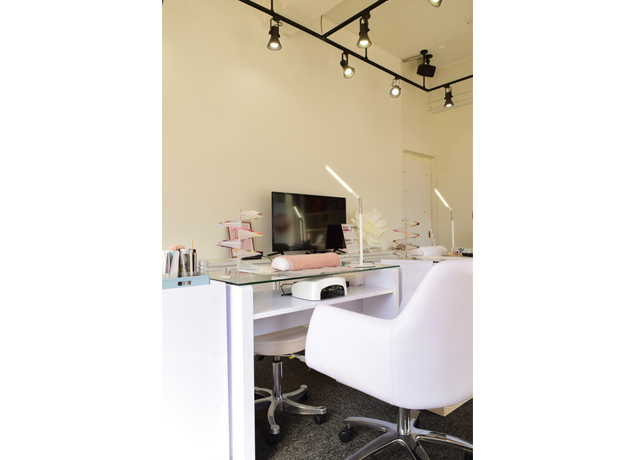 『Salon Ace サロン エース』　仕事帰りでも立ち寄れるネイルサロン