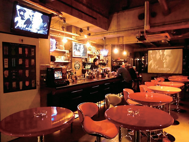 ダーツやカラオケが楽しめる街中の人気Ｂａｒ