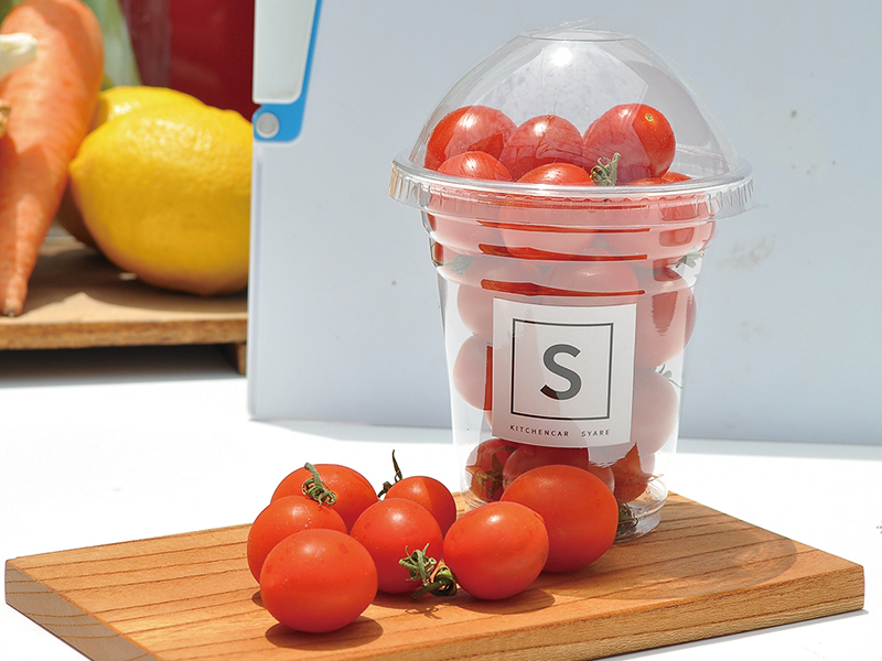 採れたての美味しさを農園から直送!オーガニック野菜が並ぶキッチンカー