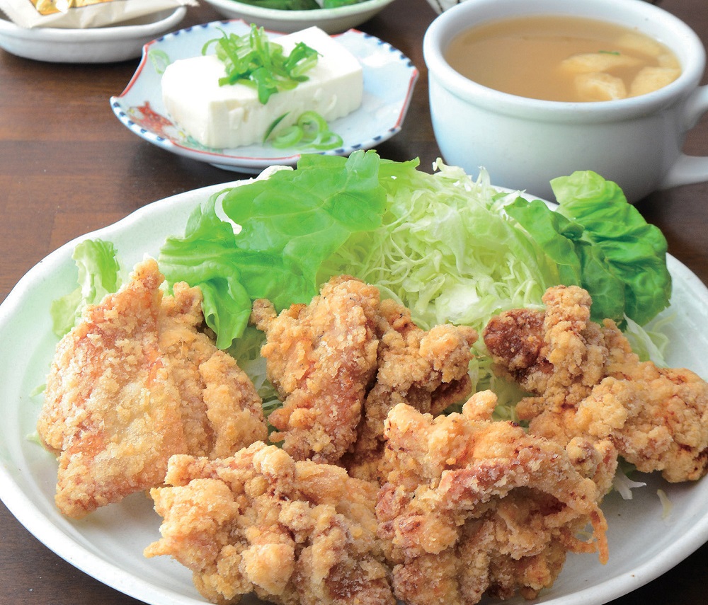 『喫茶 愛彩』ジュワッと肉汁が溢れる唐揚げが５個ものった圧巻のボリューム定食！