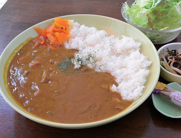 『喫茶 愛彩』ジュワッと肉汁が溢れる唐揚げが５個ものった圧巻のボリューム定食！