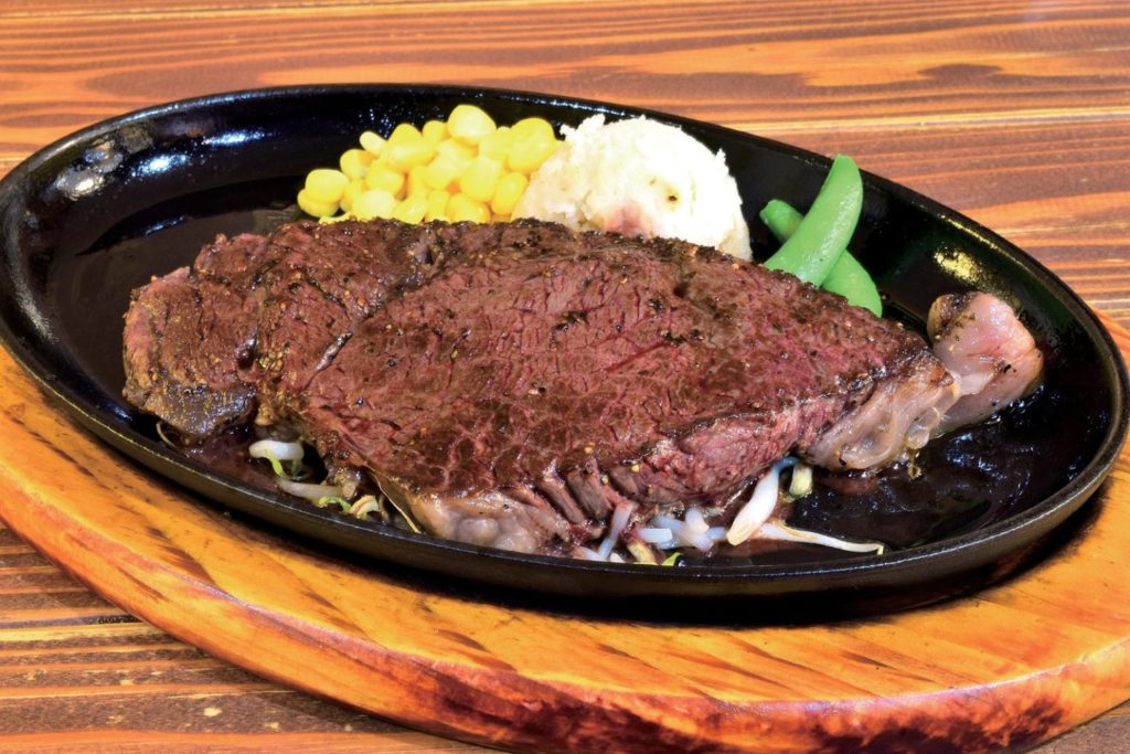 『アミーゴ森崎』ボリュームたっぷり！鉄板の上で踊るジューシー肉