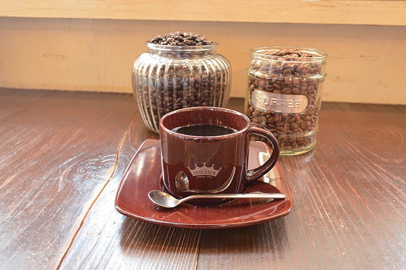 『珈琲屋　アンデルセン』レトロモダンな店内で味わうオムレツサンドのホッとする美味しさ