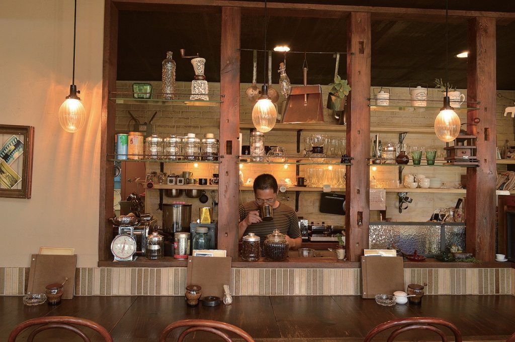 『珈琲屋　アンデルセン』レトロモダンな店内で味わうオムレツサンドのホッとする美味しさ