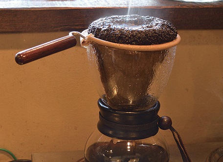 『珈琲屋　アンデルセン』レトロモダンな店内で味わうオムレツサンドのホッとする美味しさ