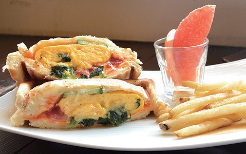 『珈琲屋　アンデルセン』レトロモダンな店内で味わうオムレツサンドのホッとする美味しさ