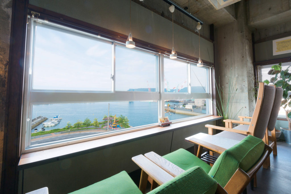隠れ家カフェの大きな窓から見渡せる瀬戸内海のパノラマ景色に癒されて