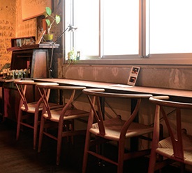 隠れ家カフェの大きな窓から見渡せる瀬戸内海のパノラマ景色に癒されて