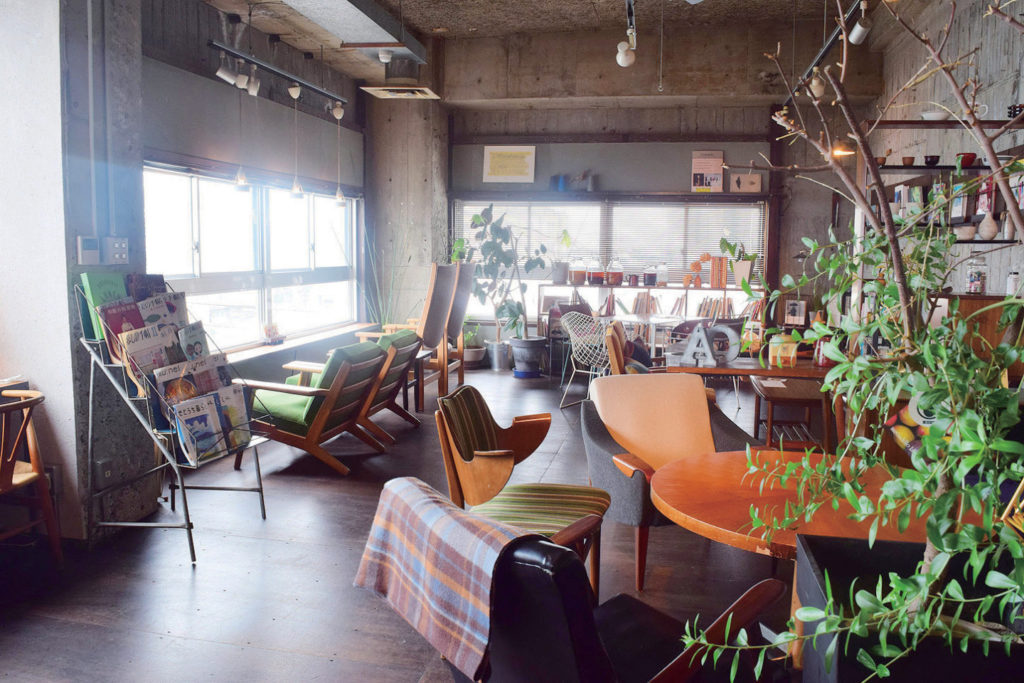 隠れ家カフェの大きな窓から見渡せる瀬戸内海のパノラマ景色に癒されて