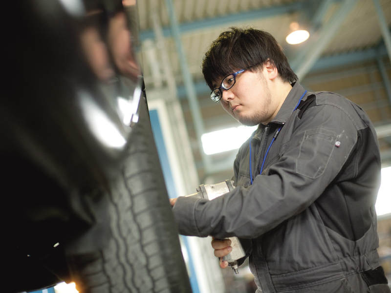 『有限会社日本鈑金』クルマのことなら何でもおまかせ!!