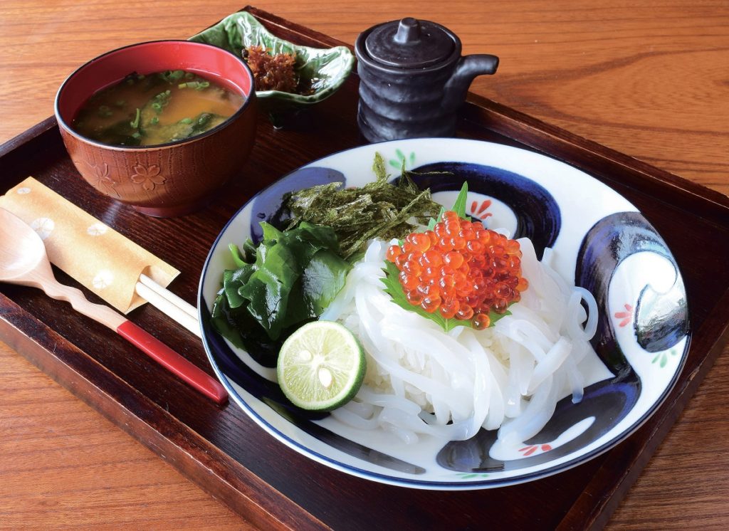 『あるぷす』の人気ナンバー1メニュー！厳選したアオリイカ×イクラの贅沢丼