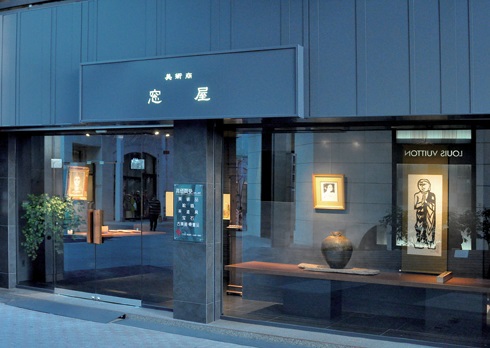 『古美術 窓屋 三越前店』信頼と実績のある古美術の窓屋がオープン