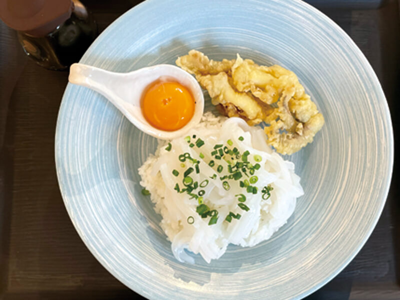 テラス席で海を眺めながら新鮮なお魚ランチを