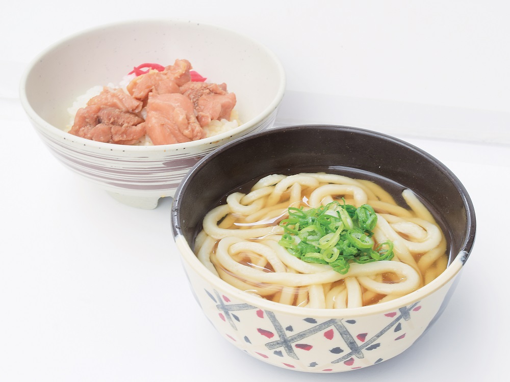 『うどん市場 兵庫町店』平日のランチタイム限定！自慢のかけうどんと月替わりの丼を堪能