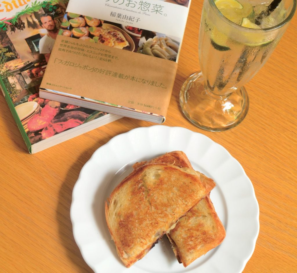 緑の中のブックカフェで好奇心をくすぐる本と出会おう